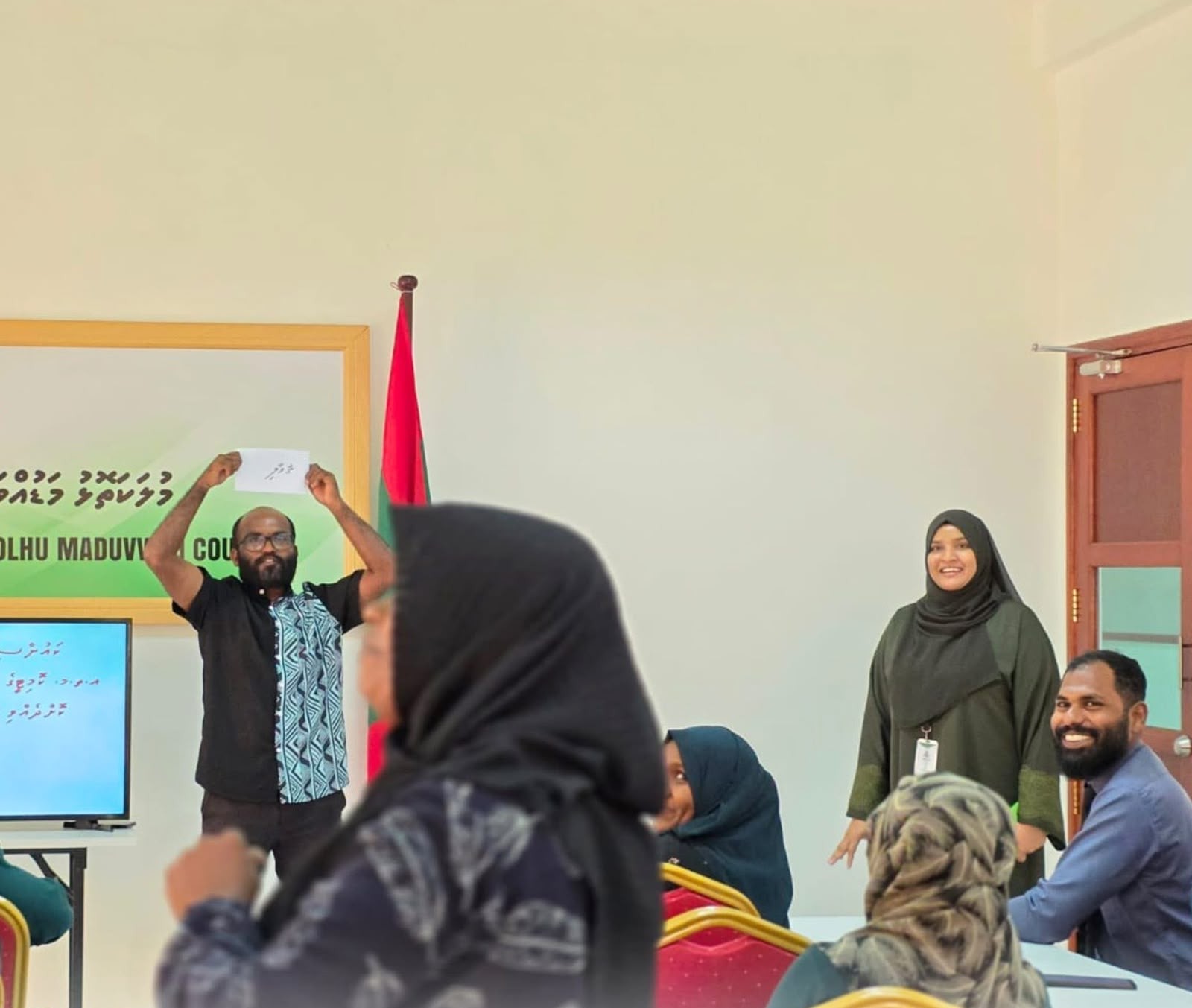 މ. މަޑުއްވަރި ކައުންސިލް އިދާރާގެ މުވައްޒަފުންގެ ފަރާތުން 04 ވަނަ ދަޢުރުގެ ކައުންސިލް މެމްބަރުން އަދި ކައުންސިލްގެ އަންހެނުންގެ ތަރައްޤީއަށް މަސައްކަތްކުރާ ކޮމިޓީގެ މެމްބަރުންގެ ޚިދުމަތް ފާހަގަކޮށް އަގުވަޒަންކުރުމުގެގޮތުން ކުރިޔަށް ގެންދެވުނު ހަރަކާތް
