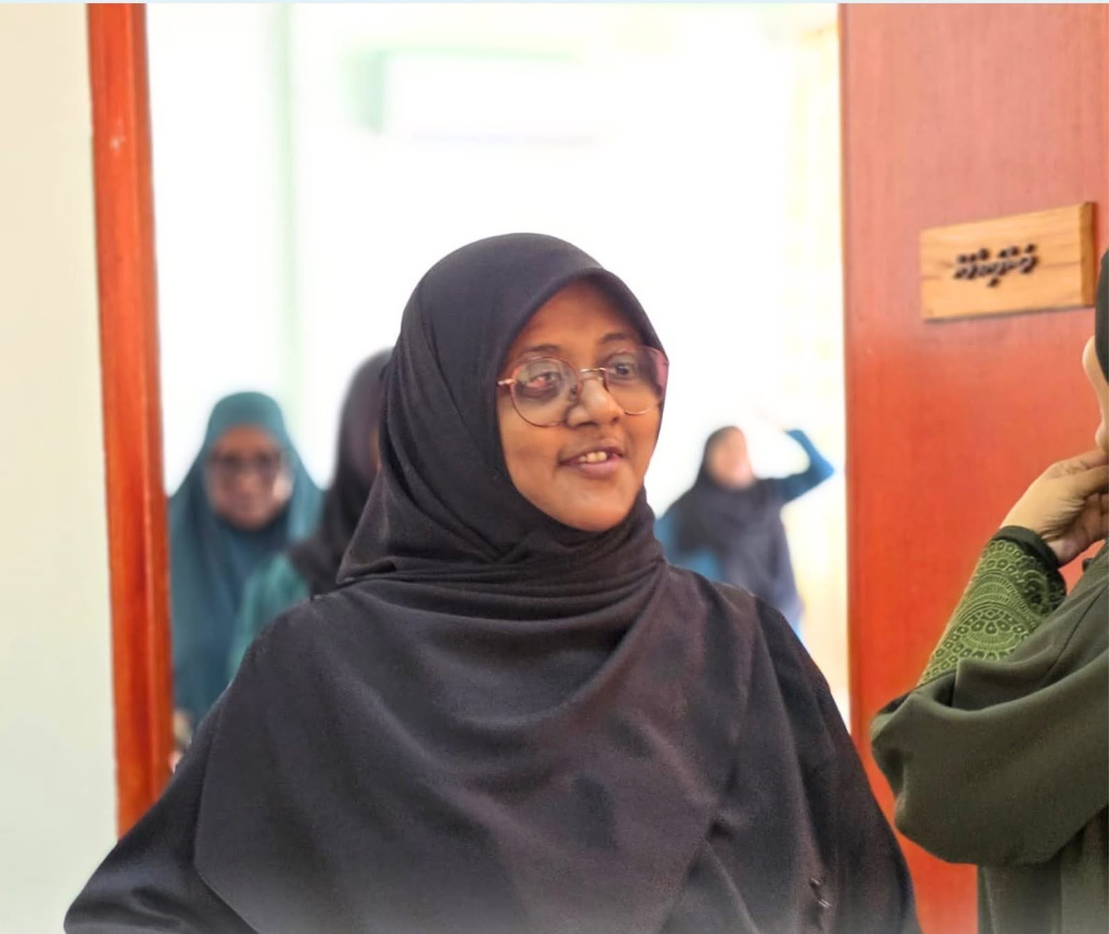 މ. މަޑުއްވަރި ކައުންސިލް އިދާރާގެ މުވައްޒަފުންގެ ފަރާތުން 04 ވަނަ ދަޢުރުގެ ކައުންސިލް މެމްބަރުން އަދި ކައުންސިލްގެ އަންހެނުންގެ ތަރައްޤީއަށް މަސައްކަތްކުރާ ކޮމިޓީގެ މެމްބަރުންގެ ޚިދުމަތް ފާހަގަކޮށް އަގުވަޒަންކުރުމުގެގޮތުން ކުރިޔަށް ގެންދެވުނު ހަރަކާތް